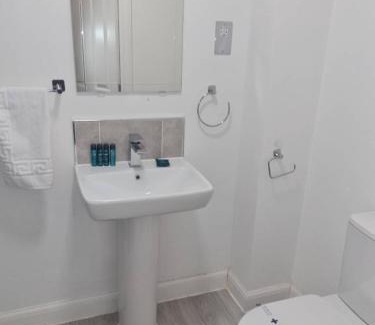 Bordesley Appartement | Tudors eSuites - Three Bedroom House with Garden and Driveway #24StL
