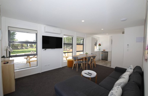 Kawaha Point Maison | Tui Brand New Lakefront accommodation Whole House