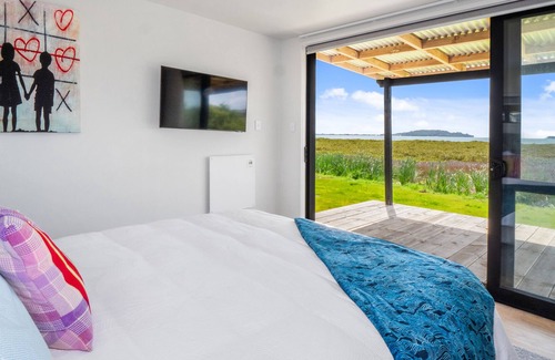 Tanners Point Cabine | Tui Moana Lodge Island view with outdoor bath