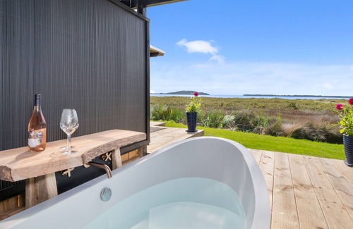 Tanners Point Cabine | Tui Moana Lodge Island view with outdoor bath