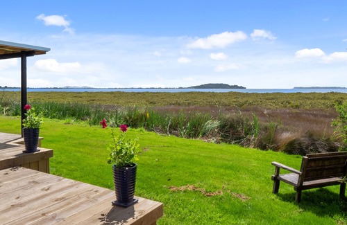Tanners Point Cabine | Tui Moana Lodge Island view with outdoor bath