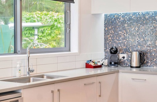 Waiatarua Maison | Tui Retreat with Breathtaking Views