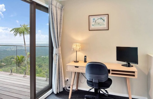 Waiatarua Maison | Tui Retreat with Breathtaking Views