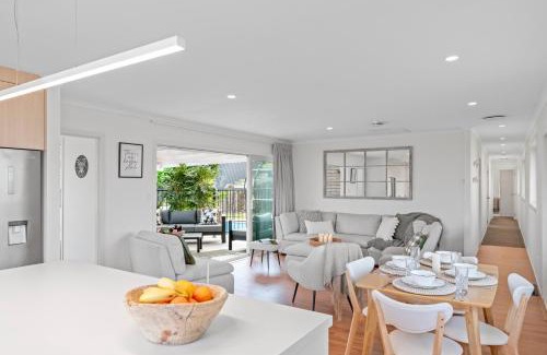 Hilltop Maison | Tuis and Pools - Lake Taupo Holiday Home
