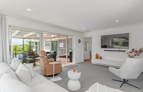 Hilltop Maison | Tuis and Pools - Lake Taupo Holiday Home