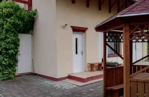 Lajoskomarom Appartement | Tuja Vendégház