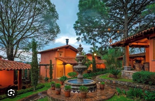 Mazamitla Cabine | Tulipán Cabaña 100% de Lujo con Hermosos Jardines y Fuentes Iluminadas