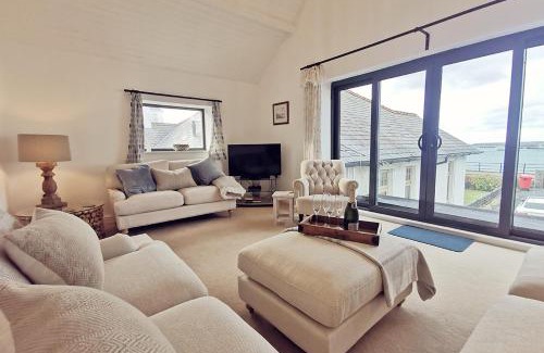 Trearddur Bay Maison | TULLOCHSIDE-4 BED-SEA FRONT -RAVENSPOINT ROAD