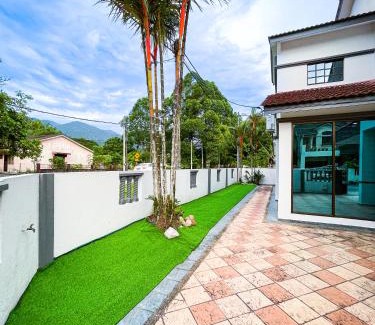 Kampung Aman Maison | Tupai Mas Semi-D 4BR 2mins to LakeGarden & Zoo