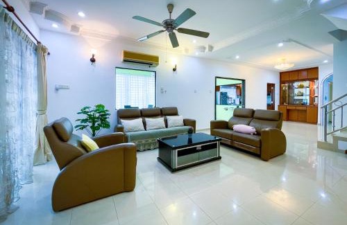 Kampung Aman Maison | Tupai Mas Semi-D 4BR 2mins to LakeGarden & Zoo