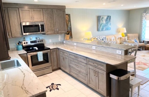 Toilla Segunda Maison | Turtles Nest, updated Family beach cottage only 1 block from the Gulf of Mexico.