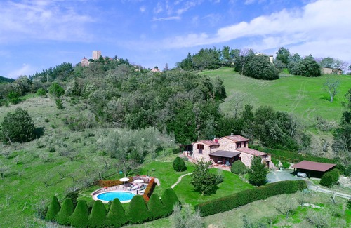 Montecastelli Villa | Toscane Villa avec piscine privée et jacuzzi pour lune de miel et des vacances d'été
