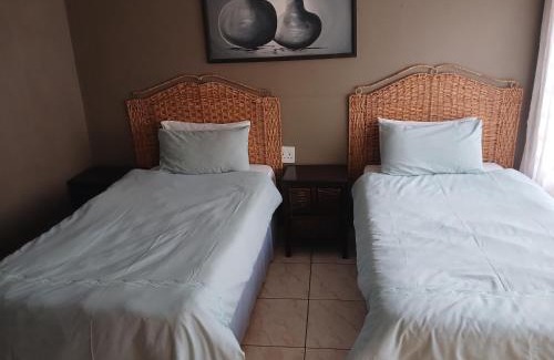 Emalahleni Maison | Tushiya guest lodge witbank