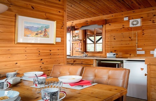 Aviemore Cabine | Twa Hoots Lodge - a lodge that sleeps 4 guests in 2 bedrooms