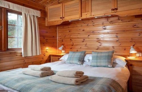 Aviemore Cabine | Twa Hoots Lodge - a lodge that sleeps 4 guests in 2 bedrooms