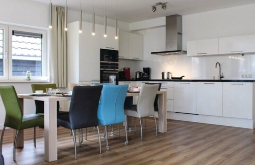 Idskenhuizen Maison | Twadde Thùs is an 8 person wellness water villa