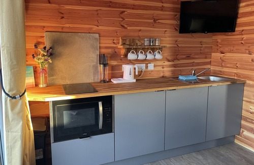 Boston Cabine | Twin cabin with lake view open plan one bathroom