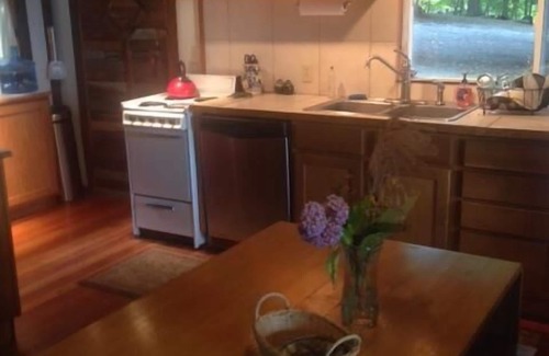 Trumansburg Cottage | Twin Pines, Cottage de charme au bord du lac Cayuga avec une vue imprenable