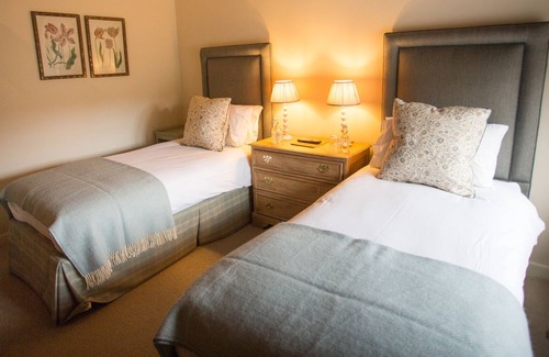 Edington Lit Et Petit-Déjeuner | Twin Private Bathroom Tinhead room at The Three Daggers