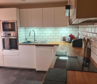 Pill Maison | Twin room with garden view in Shirehampton