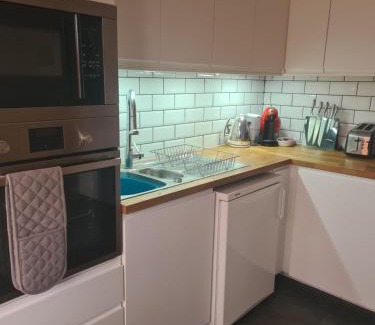 Pill Maison | Twin room with garden view in Shirehampton