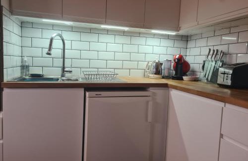 Pill Maison | Twin room with garden view in Shirehampton