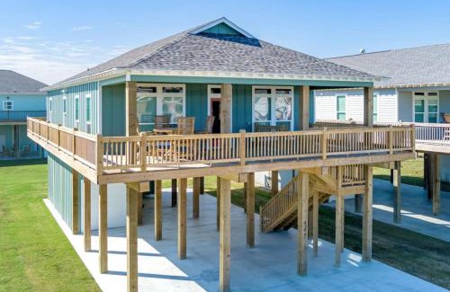 Crystal Beach Maison | Two Adjacent Cabins, Sleeps 18