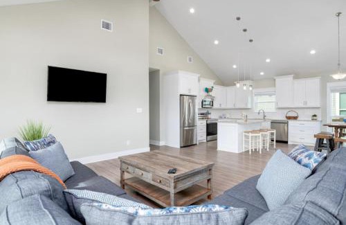 Crystal Beach Maison | Two Adjacent Cabins, Sleeps 18