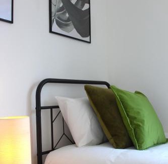 Potters Bar Appartement | Two Bed Apartment - 20 minutes train into King Cross London - Perfect for families & contractors close to Royal Vet College & M25 Free Parking