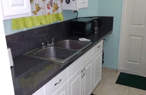 Stapledon Gardens Appartement | Un appartement d'une chambre situé dans un quartier très calme tous les restaurants nommés, des arrêts pratiques et des attractions à seulement 7 minutes ..... Bamboo Shack Grill, un des restaurants les plus populaires servant une cuisine des Bahamas,...