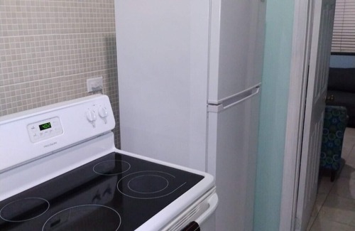 Stapledon Gardens Appartement | Un appartement d'une chambre situé dans un quartier très calme tous les restaurants nommés, des arrêts pratiques et des attractions à seulement 7 minutes ..... Bamboo Shack Grill, un des restaurants les plus populaires servant une cuisine des Bahamas,...