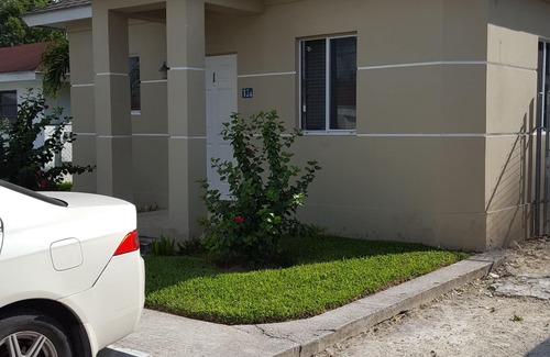 Stapledon Gardens Appartement | Un appartement d'une chambre situé dans un quartier très calme tous les restaurants nommés, des arrêts pratiques et des attractions à seulement 7 minutes ..... Bamboo Shack Grill, un des restaurants les plus populaires servant une cuisine des Bahamas,...