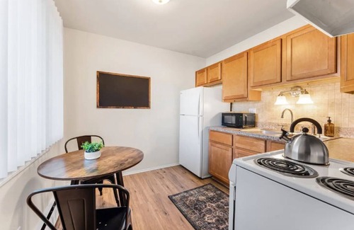 Gibraltar Appartement | Two bedroom apartment - 30 minutes from Detroit!