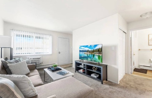 Gibraltar Appartement | Two bedroom apartment - 30 minutes from Detroit!
