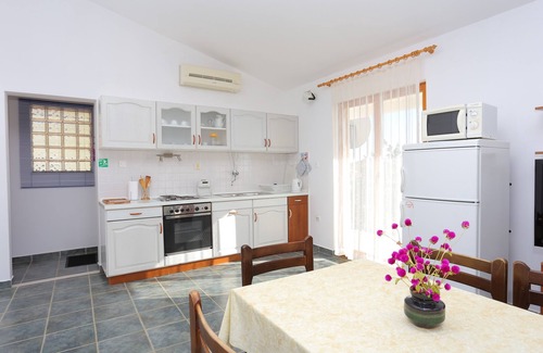 Sevid Appartement | Appartement de deux chambres avec le balcon et la vue sur le mer Sevid, Trogir (A-2044-a)