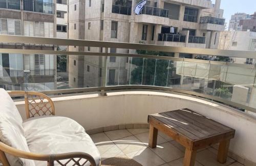 Kerem HaTeimanim Appartement | Two Bedroom Apt l Terrace & Private Parking l On The Beach l by Bookiz