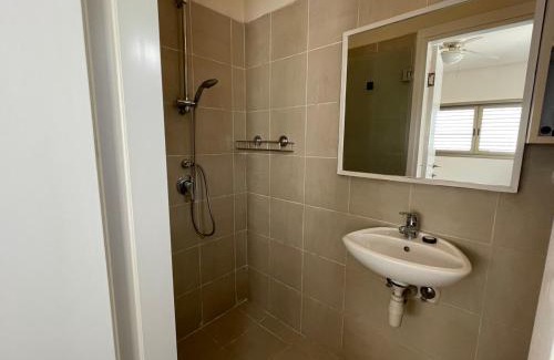 Kerem HaTeimanim Appartement | Two Bedroom Apt l Terrace & Private Parking l On The Beach l by Bookiz