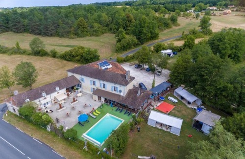 Monsec Appartement | Two bedroomed stone gite with shared pool, close to Brantome