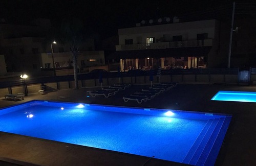 Liopetri Appartement | Appartement de deux chambres au rez-de-chaussée avec une grande piscine commune dans un lieu de détente