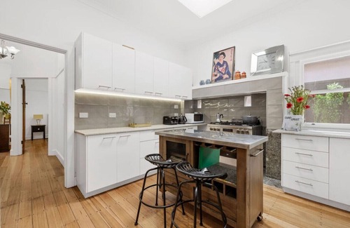 Brunswick East Appartement | Two bedroom home with great outdoor area & parking