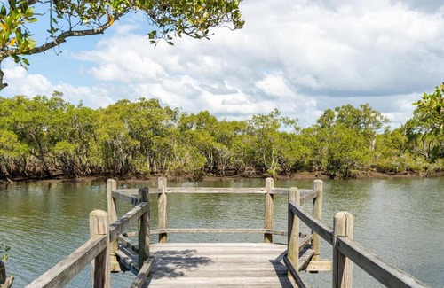 Nudgee Beach Maison | Two Bedroom Home near Nudgee Beach