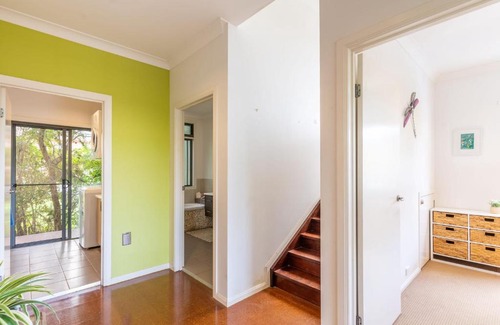 Nudgee Beach Maison | Two Bedroom Home near Nudgee Beach