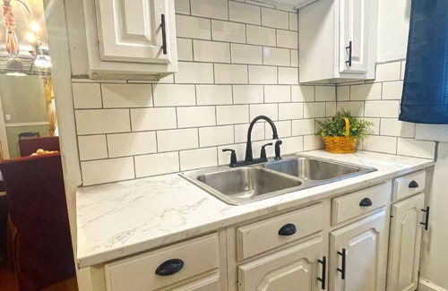 Fresno Maison | Two Bedroom House Close to Local Favorites