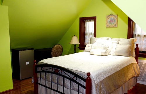Flatlands Maison | Two Bedroom, walking distance to transportation, shopping and dining.
