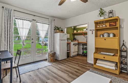 Sherwood - Tualatin North Cottage | NEW! Two Colorful Suites incl. 2 Kitchens - Unique Northwest Vacation Rentals