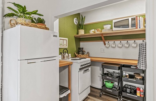 Sherwood - Tualatin North Cottage | NEW! Two Colorful Suites incl. 2 Kitchens - Unique Northwest Vacation Rentals