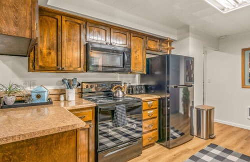 Sherwood - Tualatin North Cottage | NEW! Two Colorful Suites incl. 2 Kitchens - Unique Northwest Vacation Rentals