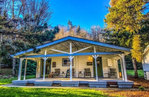 Sherwood - Tualatin North Cottage | NEW! Two Colorful Suites incl. 2 Kitchens - Unique Northwest Vacation Rentals