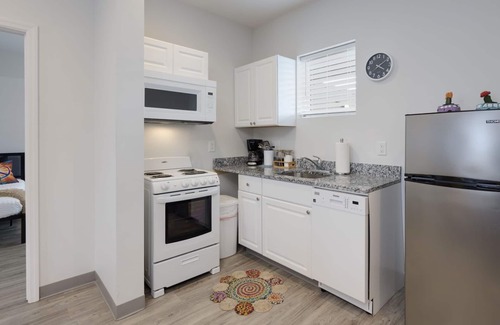 Maxwell Copropriété | TWO Condos! Side by Side Curated Suites! Sleeps 18! Parking!