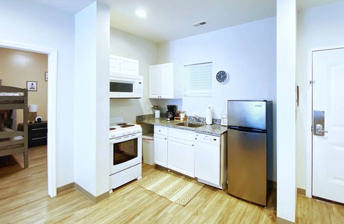 Maxwell Copropriété | TWO Condos! Side by Side Curated Suites! Sleeps 18! Parking!